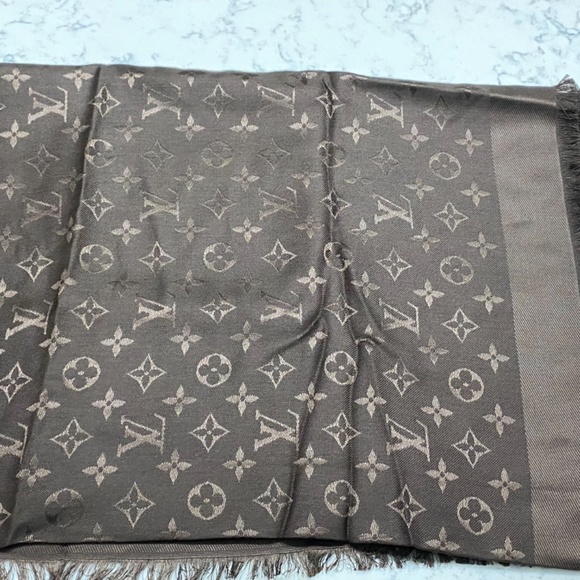 Louis Vuitton Authentic Monogram Shawl - Picture 6 of 10